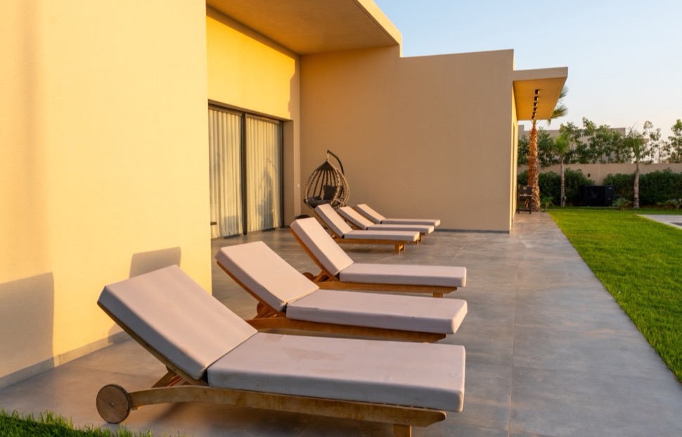 Transats sur la terrasse de la Villa Soraya