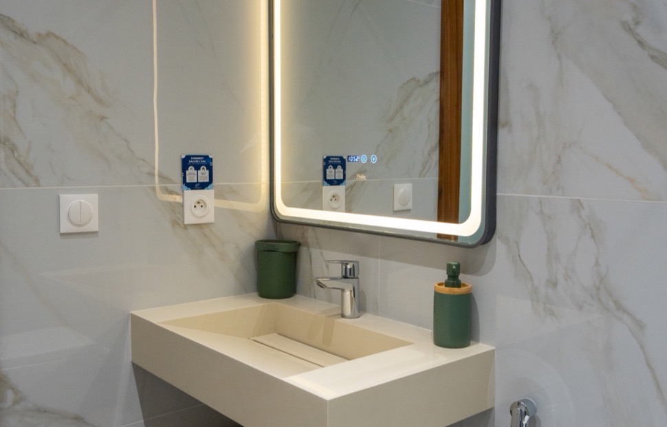 Vasque suspendue et miroir LED en salle de bain