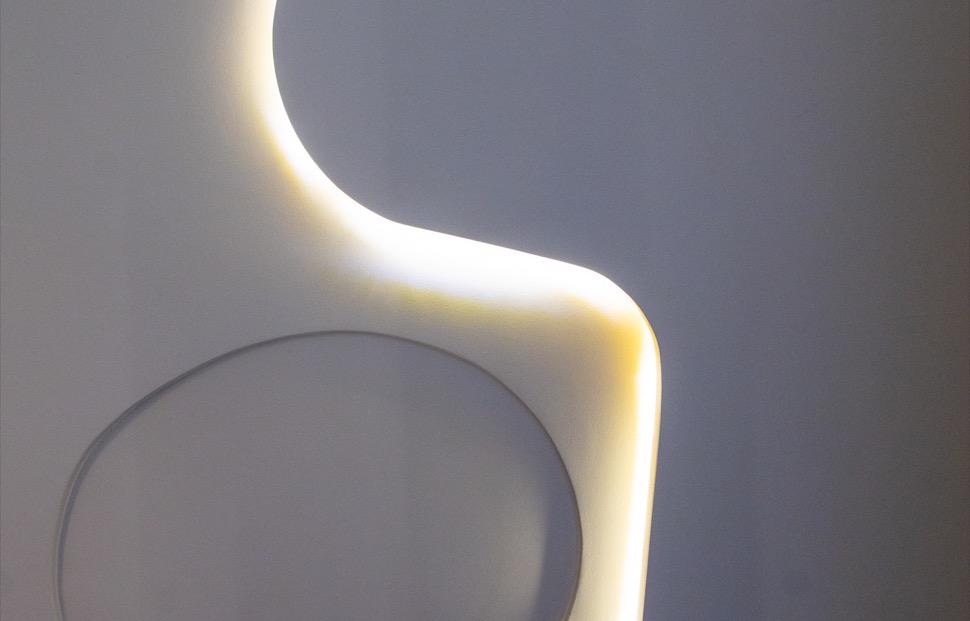 D&eacute;tail de mur sculpt&eacute; avec &eacute;clairage indirect