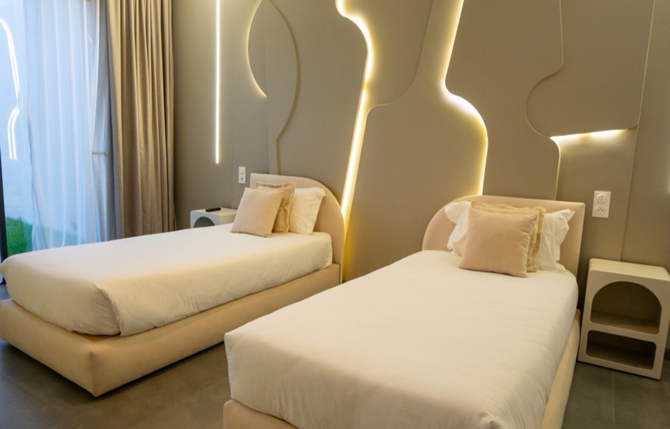 Chambre double avec mur sculpt&eacute; et &eacute;clairage LED