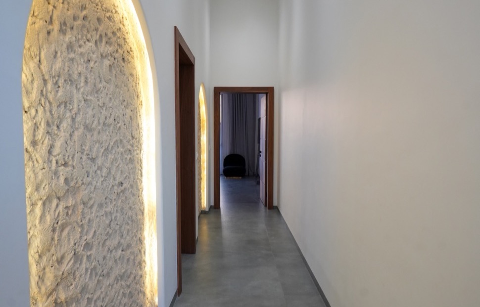 Couloir bord&eacute; d&rsquo;une arche textur&eacute;e &eacute;clair&eacute;e