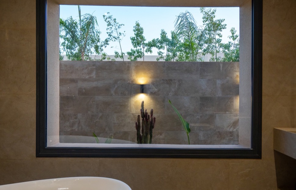 Baignoire &icirc;lot face &agrave; une fen&ecirc;tre sur patio