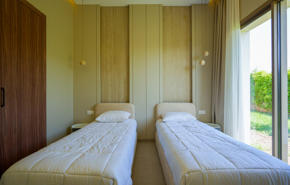 Chambre aux lits jumeaux avec boiseries